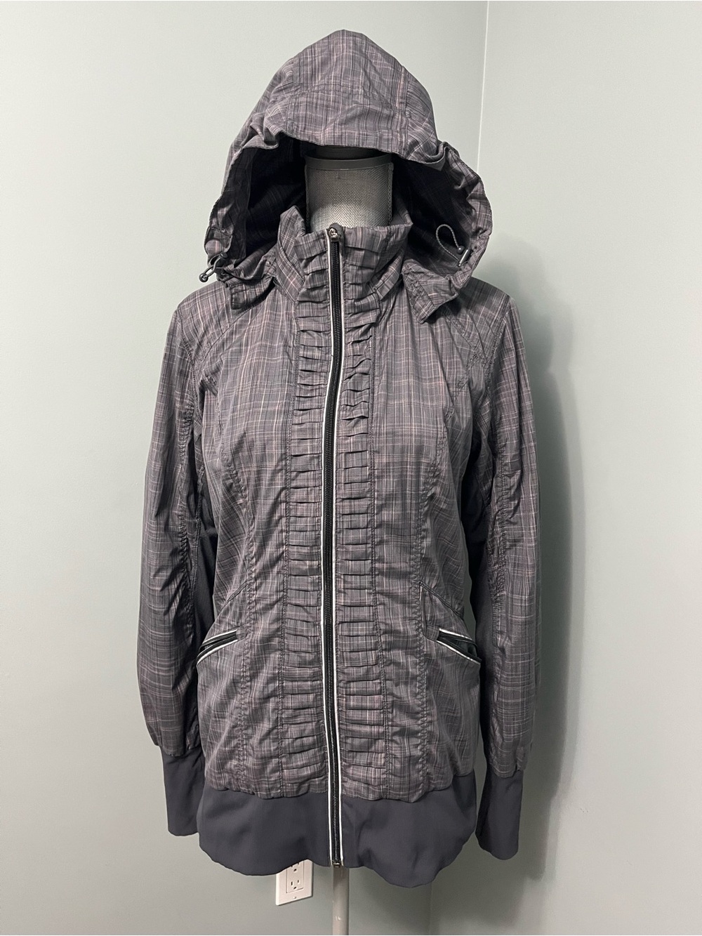 Lululemon Run: Back On Track Jacket
Coal Pig Pink Shale Stripe / Coal size 12